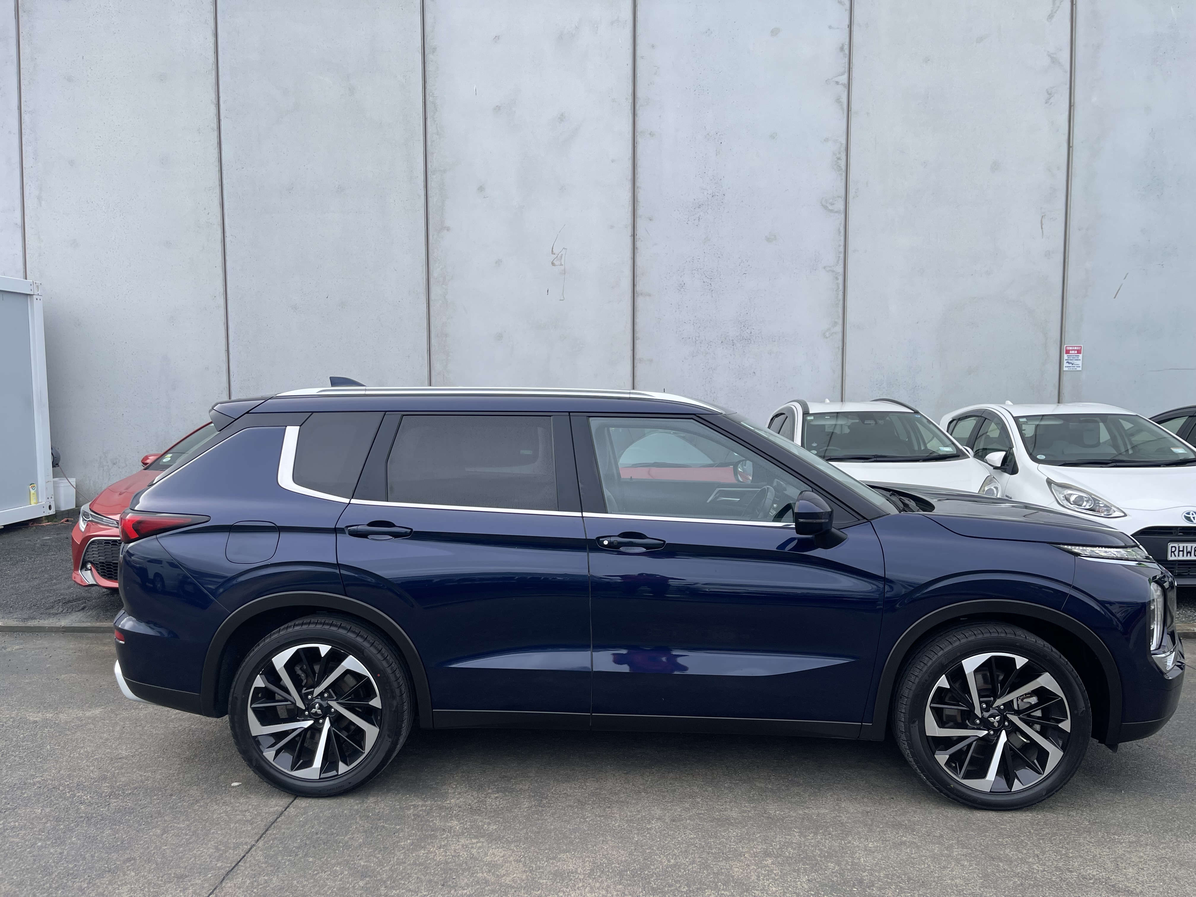 Mitsubishi Outlander XLS 2023